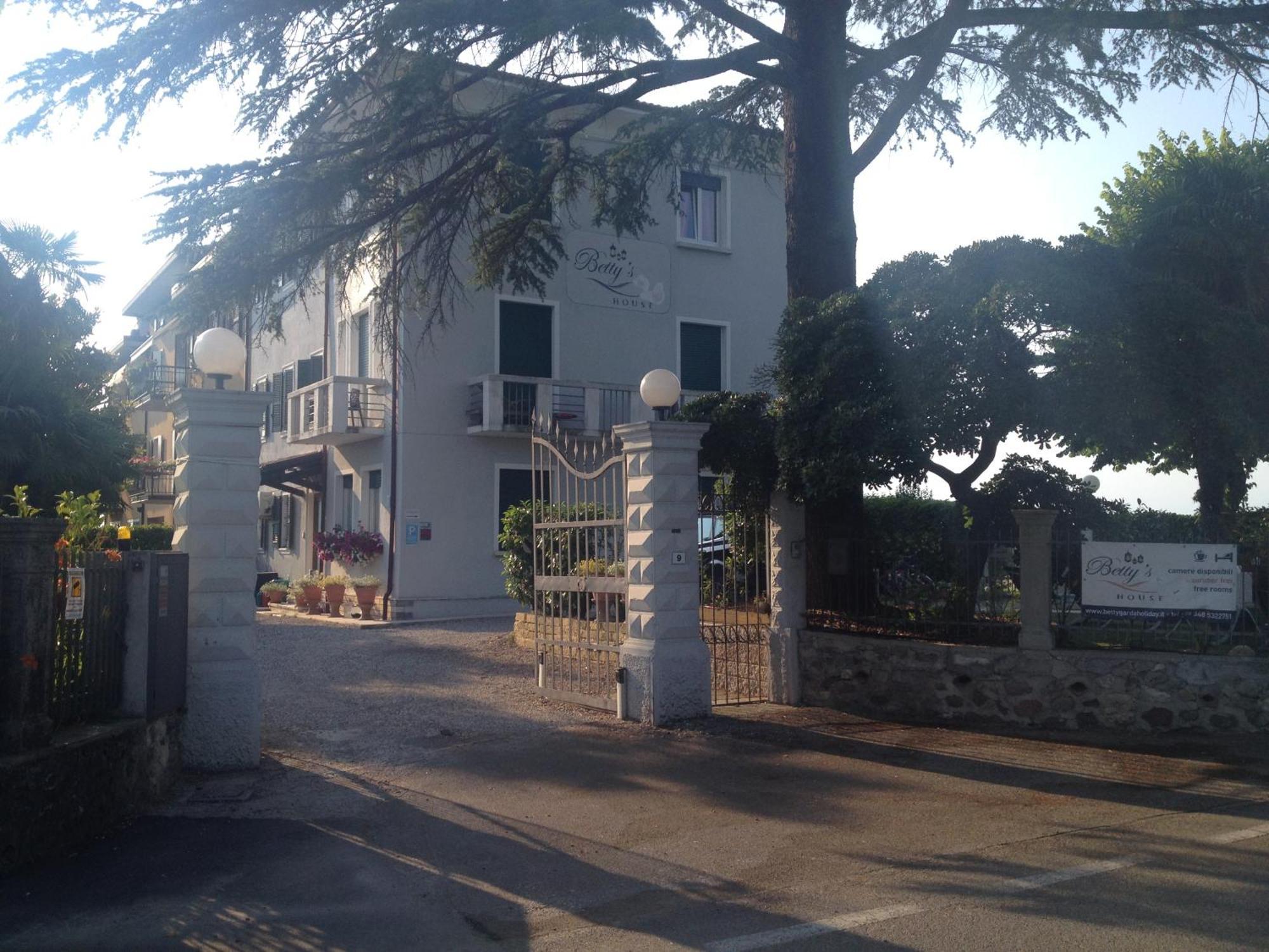 Betty's House 3*